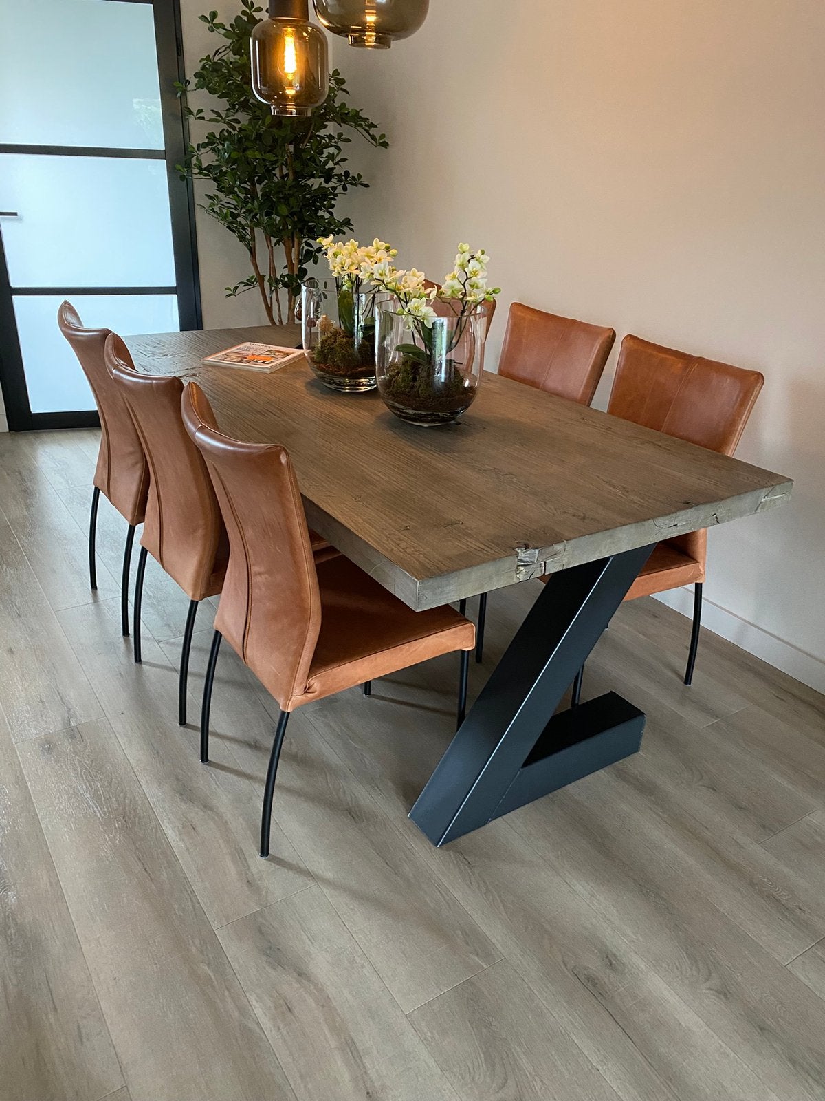 6 leren cognac - kleurige eetkamerstoelen met zwarte poten, Ophalen, Bruin, Leer, Relaxt