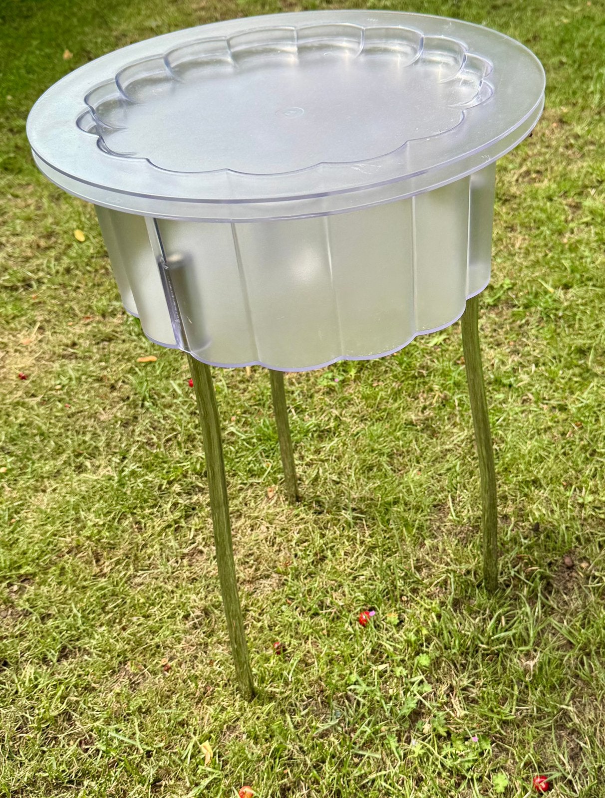 Ikea  Hatten vintage design bijzettafeltje met 2 dienbladen, Ophalen, Zo goed als nieuw, Rond, Minder dan 55 cm