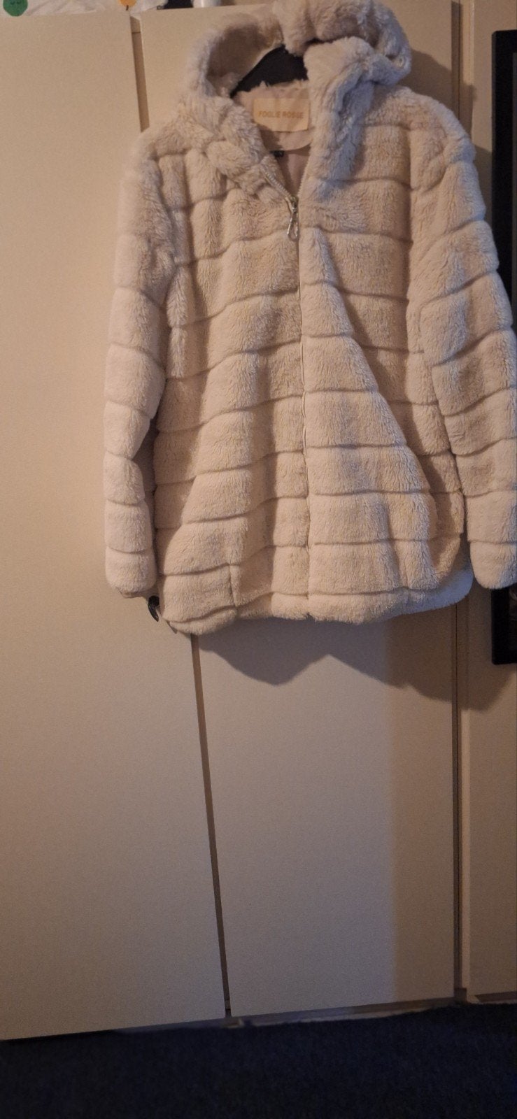 Zachte beige faux fur jas met capuchon, Kleding | Dames, Jassen | Winter, Beige, Zo goed als nieuw, FOOLE & ROOSIE, Ophalen