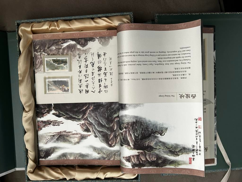 Originele chinese postzegels albums in zijde, Postzegels en Munten, Ophalen, Oost-Azië
