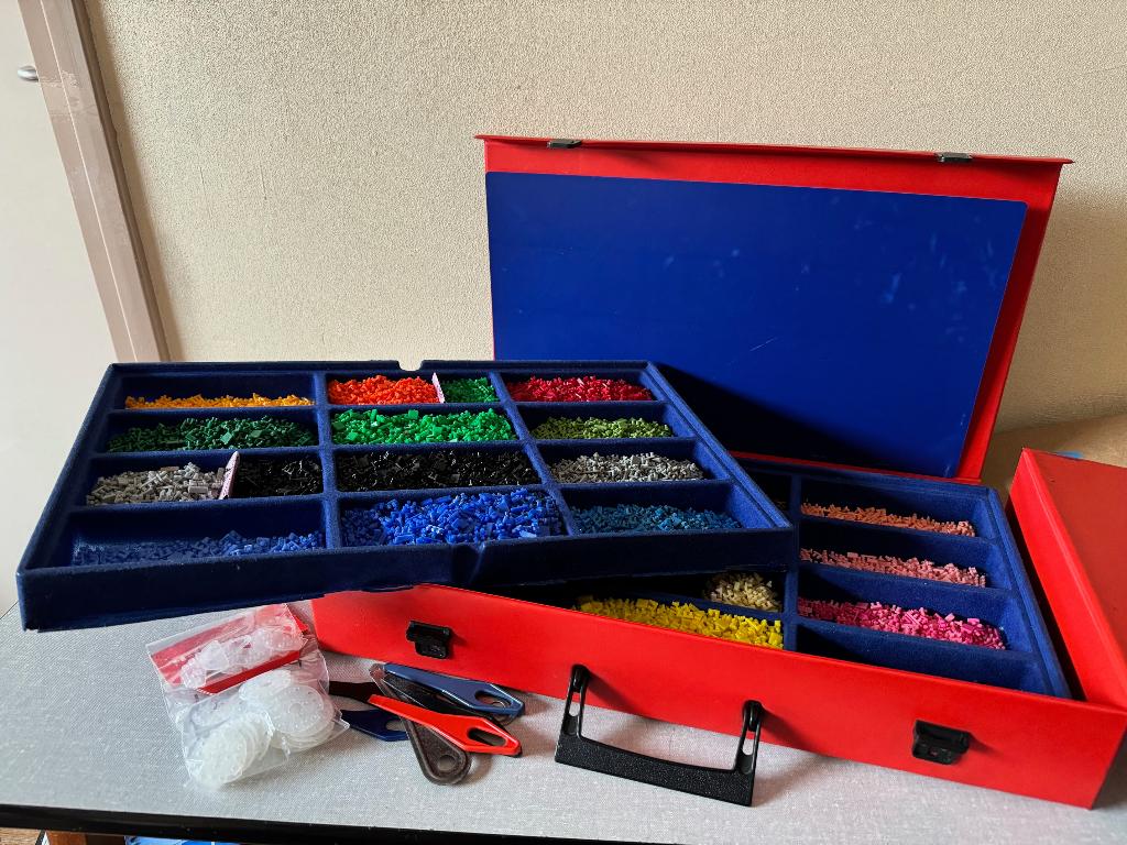 Mooie KOFFER VOL Ministeck op kleur gesorteerd + toebehoren, Hobby en Vrije tijd, Ministeck, Ophalen of Verzenden, Zo goed als nieuw