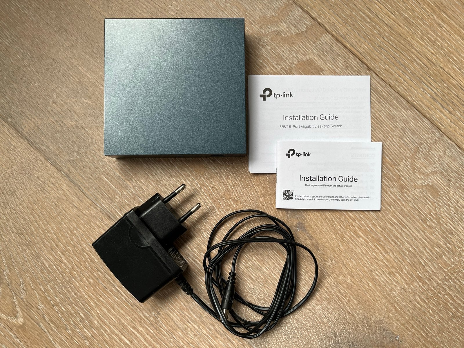TP-Link 5-Poorts Gigabit Switch met adapter en handleiding, Ophalen of Verzenden, Zo goed als nieuw