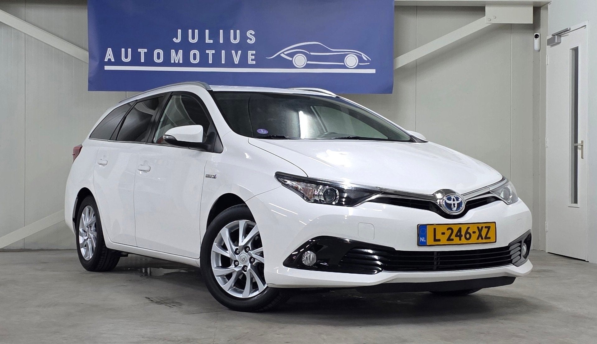 Toyota Auris Touring Sports 1.8 Hybrid Dynamic Dealer Onderh, Auto's, Dealer onderhouden, Gebruikt, Euro 6, Wit