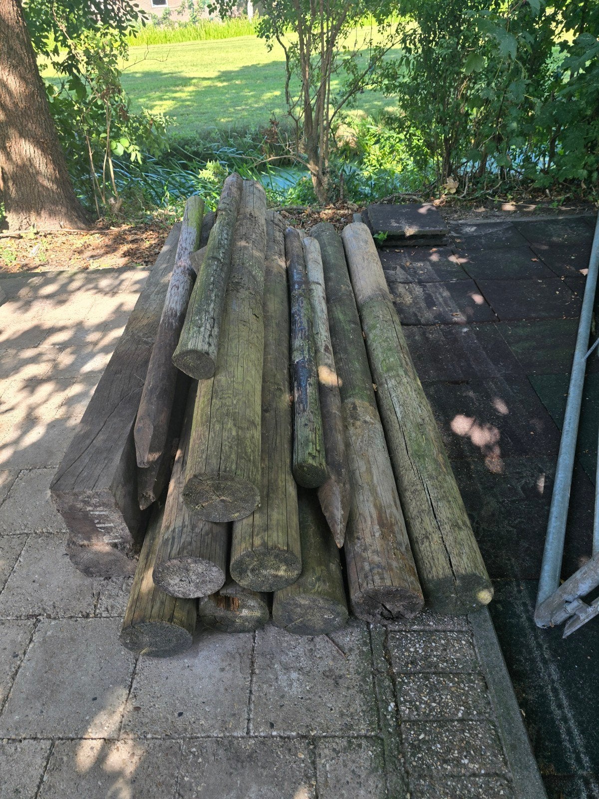 Mix partij ronde tuinpalen en vierkante bielzen., Ophalen of Verzenden, Gebruikt, 180 tot 250 cm, Balken