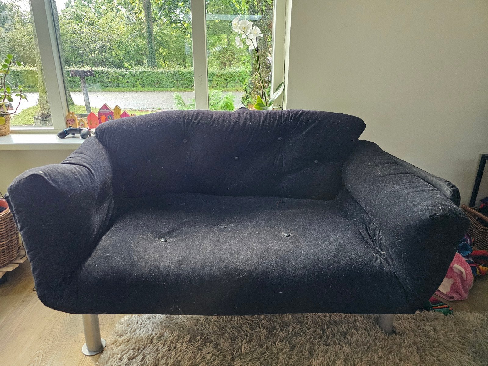 Zwarte slaapbank/futon, compact en veelzijdig, Huis en Inrichting, Banken | Bankstellen, Ophalen, Gebruikt, Modern, functioneel