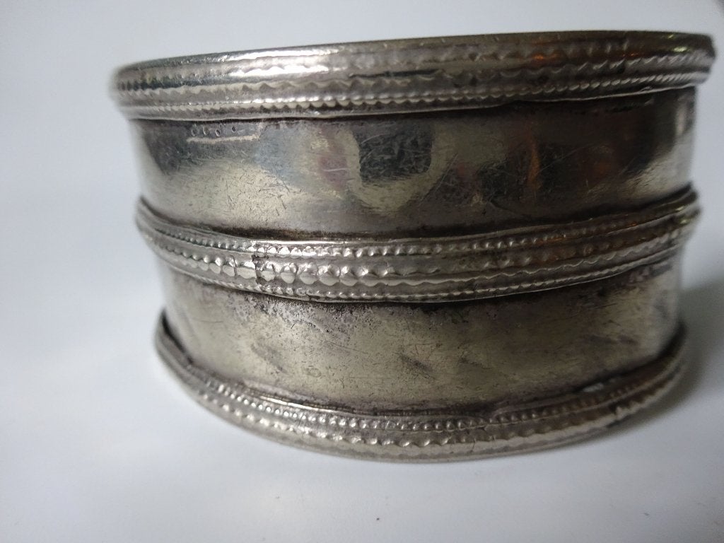 Twee antieke Turkmeense manchet armbanden, Sieraden, Tassen en Uiterlijk, Antieke sieraden, Ophalen, Zilver, Armband