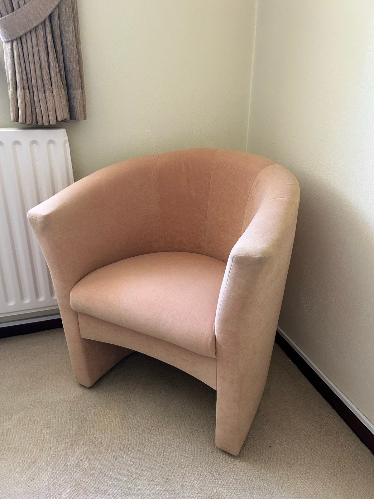 Comfortabele fauteuil in perzikkleurige (beige) stof, Ophalen of Verzenden, Gebruikt, Stof, 75 tot 100 cm