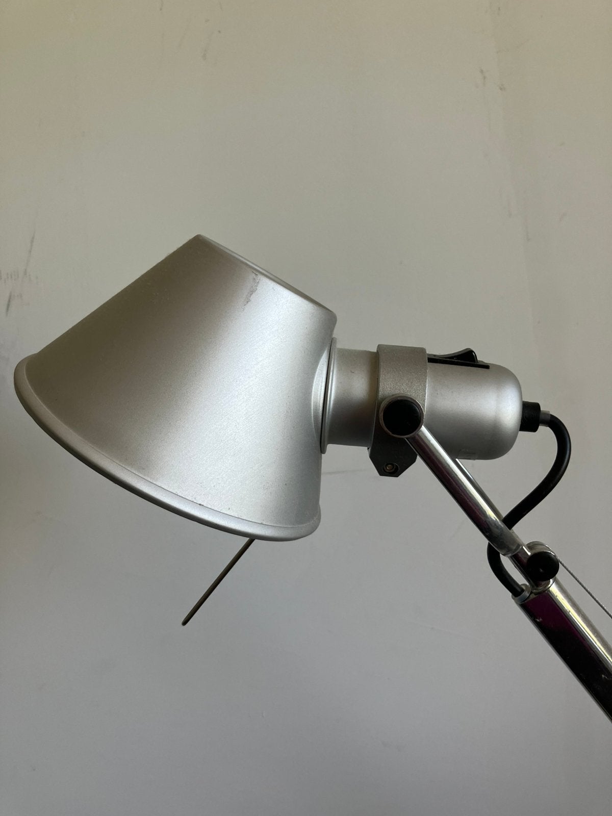 Artemide tolomeo vloerlamp. Zilverkleur 2 st., Gebruikt, Overige merken, Metaal, Gerichte verlichting
