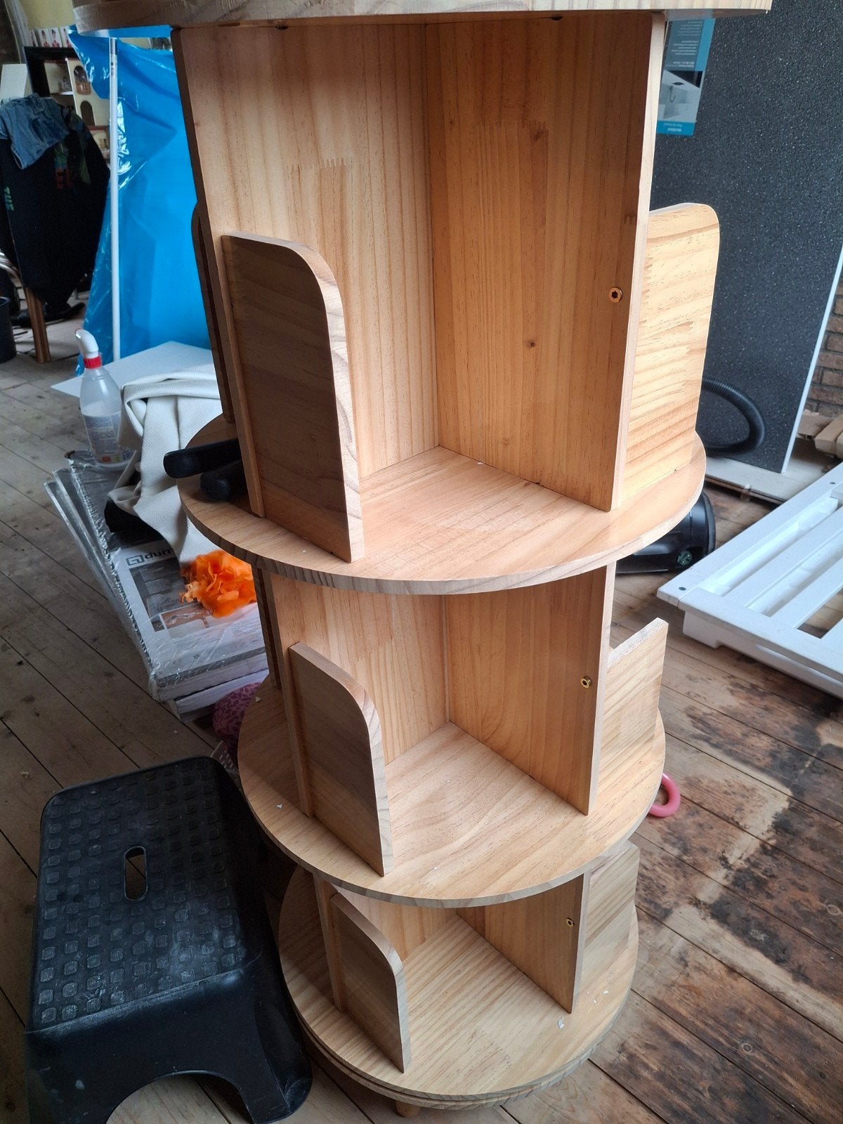 Draaibare Boekenkast - Houten Boekenrek met 6 Niveaus, Huis en Inrichting, Kasten | Boekenkasten, Met plank(en), Minder dan 50 cm