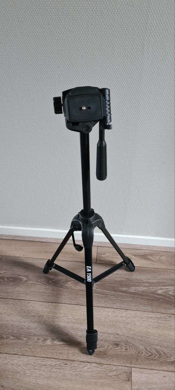 Statief EA 1500 in nette staat, Audio, Tv en Foto, Fotografie | Statieven en Balhoofden, Ophalen of Verzenden, Gebruikt, Driepoot