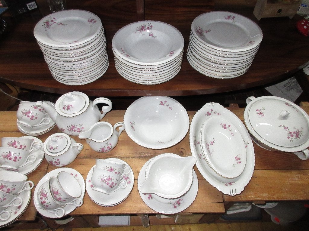Royal Erlag servies met roze bloemen en veel borden, Antiek en Kunst, Antiek | Servies compleet, Ophalen