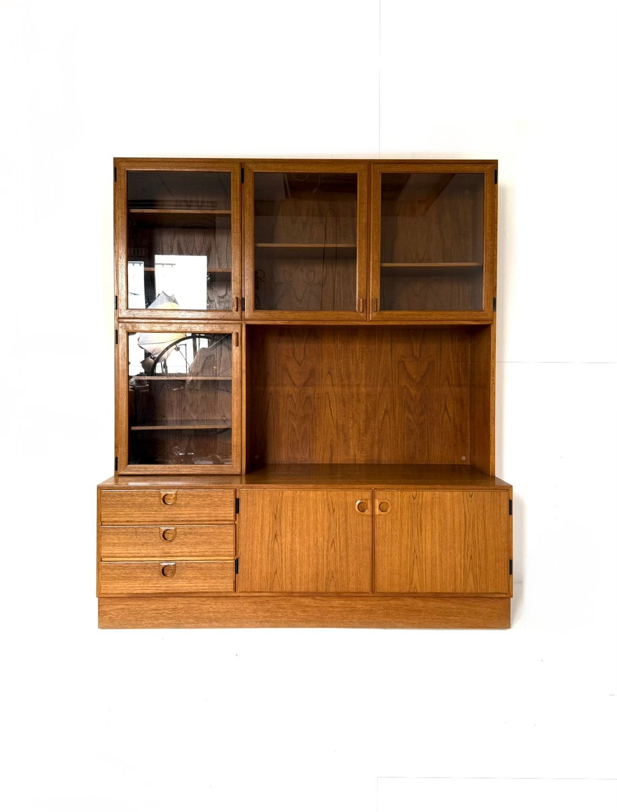 Vintage teakhouten buffet/vitrinekast, Svend Ellekær ‘70, Huis en Inrichting, Gebruikt, 100 tot 150 cm, Vintage retro buisframe design rotan webbing papercord deens