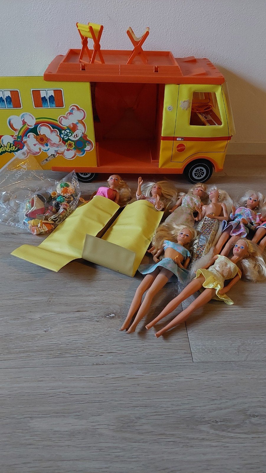Barbie poppen en camper met accessoires, Ophalen, Gebruikt