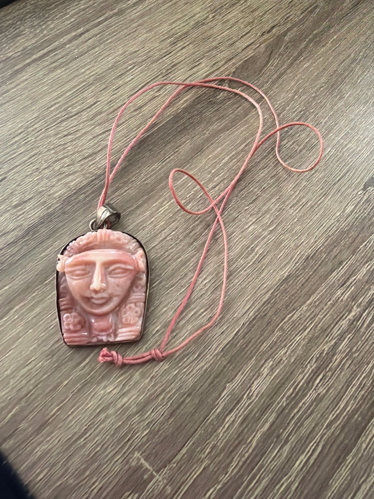 Unieke handgesneden roze steen hanger met gezicht, Ophalen of Verzenden, Hanger, Met edelsteen