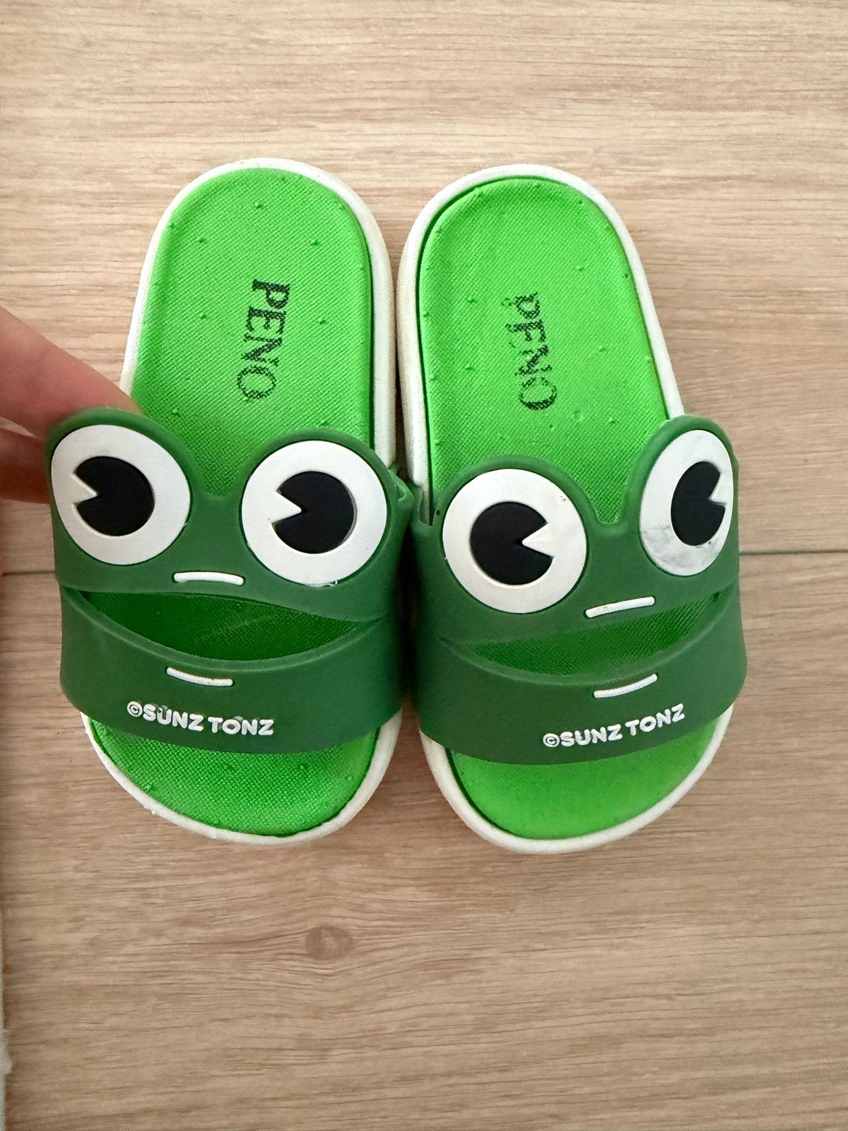 Leuke groene kikker slippers voor kinderen maat 21, Ophalen of Verzenden, Zo goed als nieuw, Jongen of Meisje, Schoenen