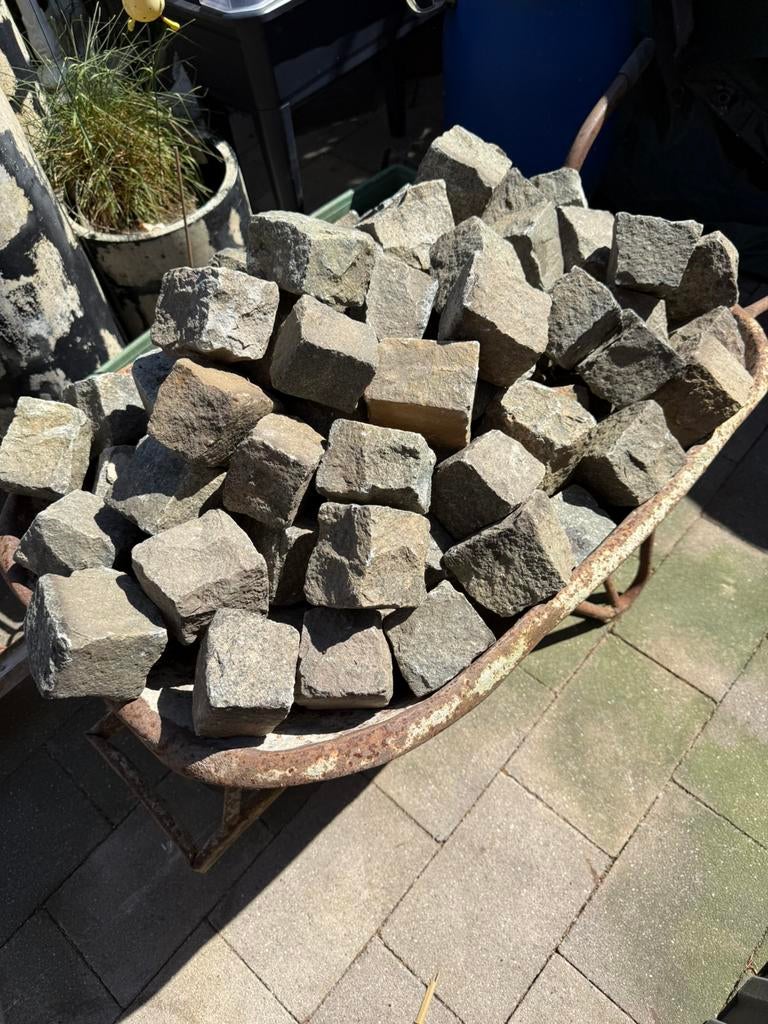 Volle kruiwagen koppelstones/stenen, Ophalen, Zo goed als nieuw, Beton, Klinkers