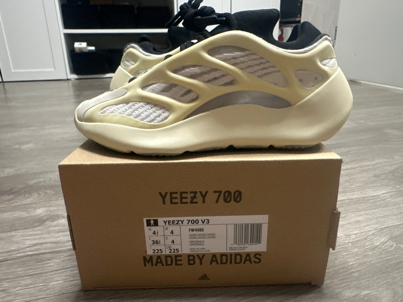 Yeezy 700 V3 Azael - maat 36 2/3, Kleding | Dames, Ophalen, Zo goed als nieuw, Overige kleuren, Sneakers of Gympen