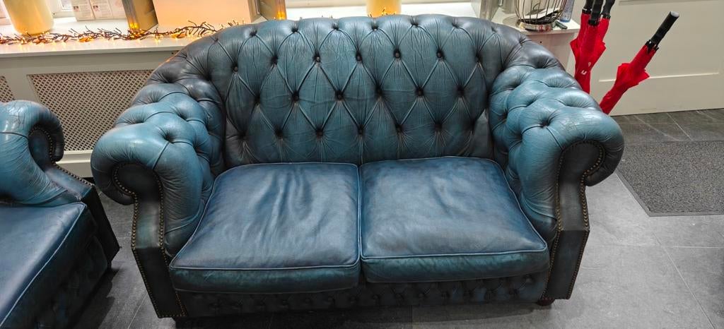 Te koop: Chesterfield 2-zits bank – perfect horeca, Ophalen, Gebruikt, Chesterfield, Tweepersoons