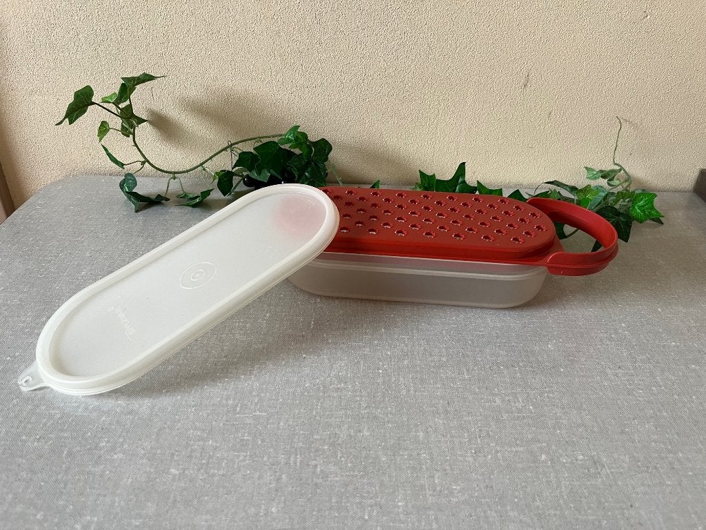 NIEUWSTAAT rasppaartje van TUPPERWARE rasp + bak en deksel, Bruin, Ophalen of Verzenden, Bak of Kom, Met deksel