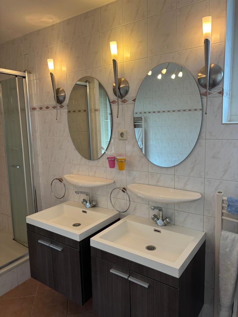 Badkamer: 2x kastjes en wastafel, 3 wandlampen + plafondlamp, Ophalen, Gebruikt