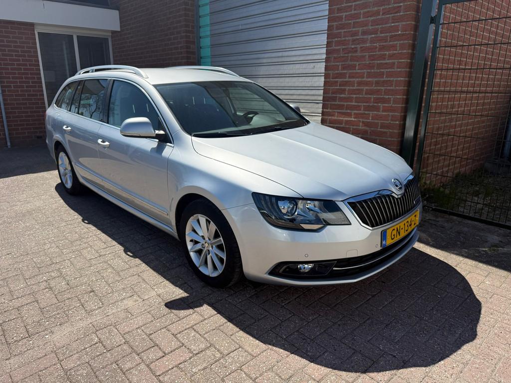 Skoda Superb Combi 1.6 TDI Champs Elysees Bj:2015 NAP!, Voorwielaandrijving, Bi-Xenon koplampen, Gebruikt, 4 cilinders