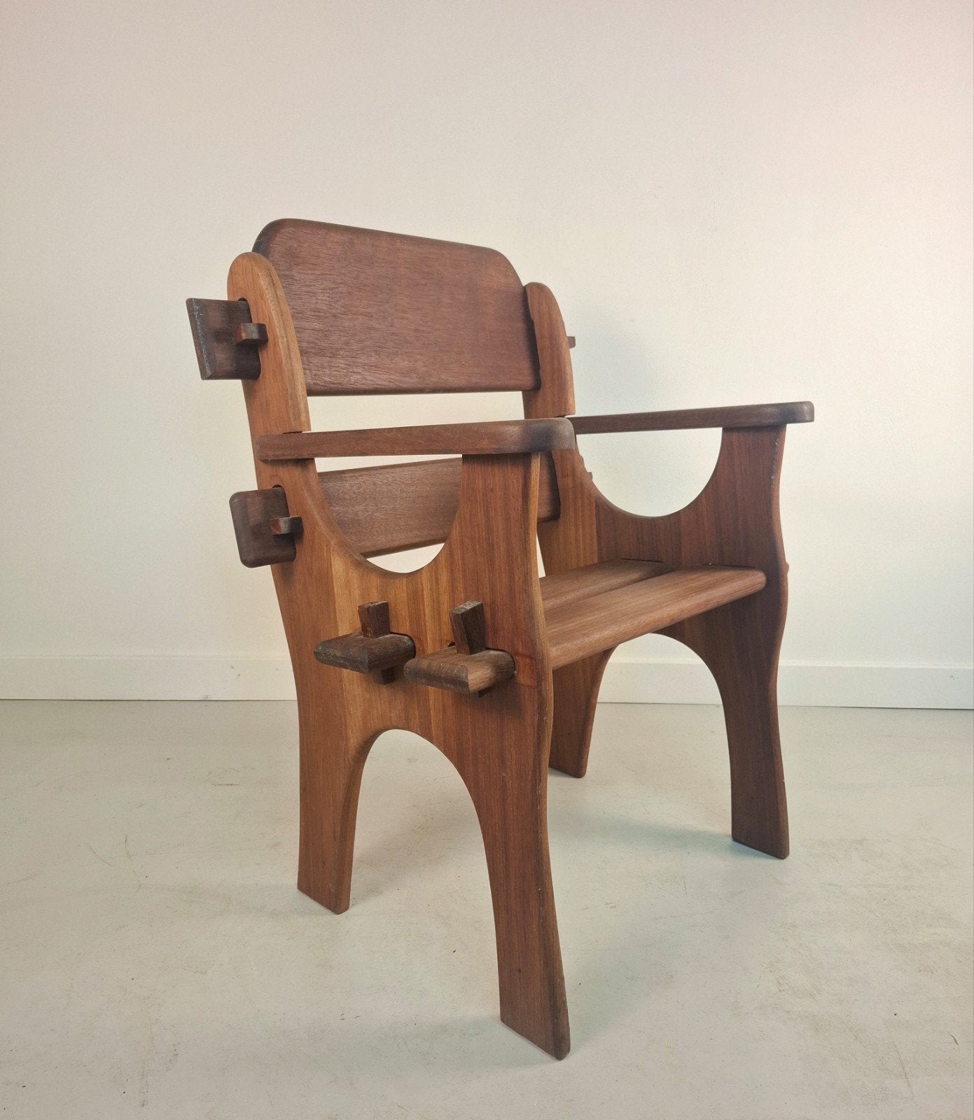 Set van 2 vintage design stoelen Branson & co brutalist, Ophalen of Verzenden, Gebruikt, Bruin, Hout