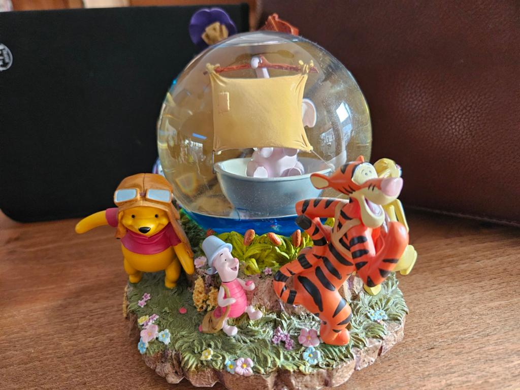 Disney Winnie de Poeh Sneeuwbol met vrienden, Ophalen of Verzenden, Winnie de Poeh of vrienden, Zo goed als nieuw, Beeldje of Figuurtje