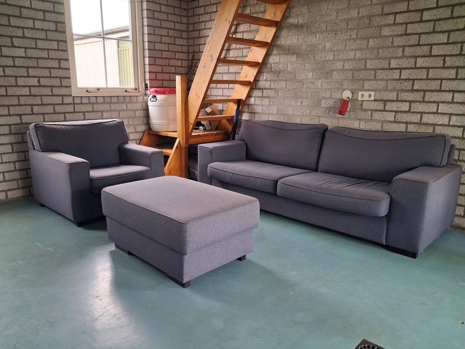 Prachtige 2-zitsbank met poef en losse stoel - grijs/blauw, Ophalen of Verzenden, Gebruikt, Stof