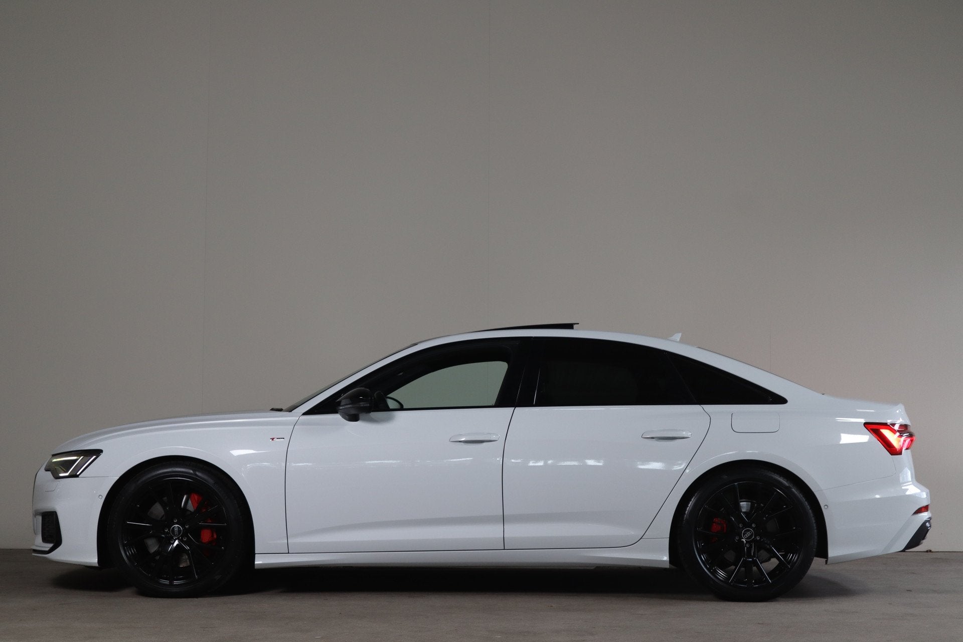 Audi A6 Limousine 55 TFSI e quattro Competition Panoramadak, Auto's, Gebruikt, Euro 6, 4 cilinders, Wit