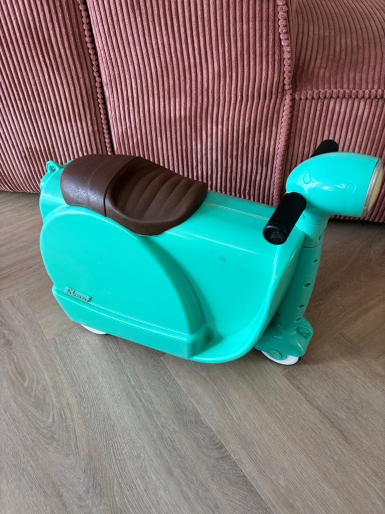 Skoot kinderreiskoffer - Turquoise scooter, Ophalen, Gebruikt, Hard kunststof, Minder dan 50 cm