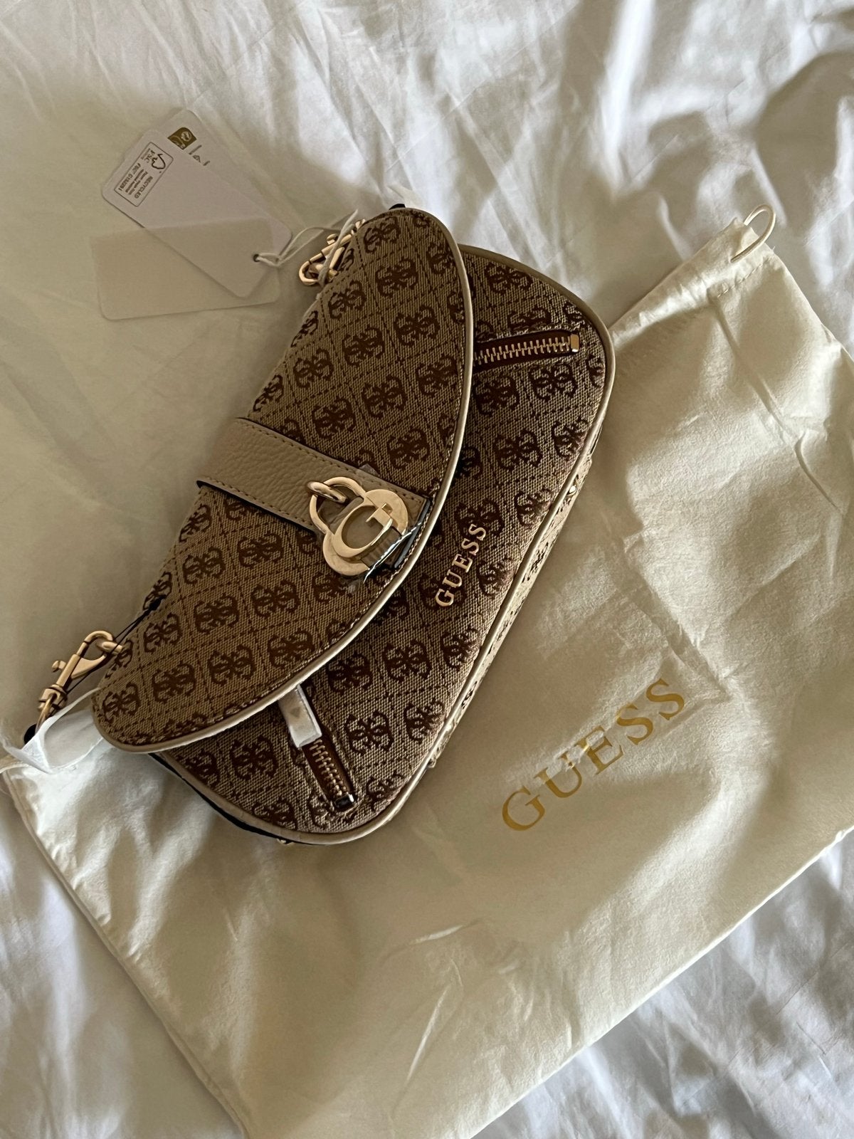 New GUESS Jessa Crossbody Bag — Latte Logo, Ophalen of Verzenden, Nieuw, Bruin, Schoudertasje