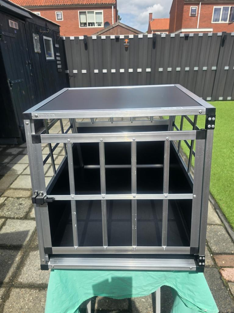 Aluminium Hondenbanch. Hoogte 70cm breed50cm., Ophalen of Verzenden, Zo goed als nieuw