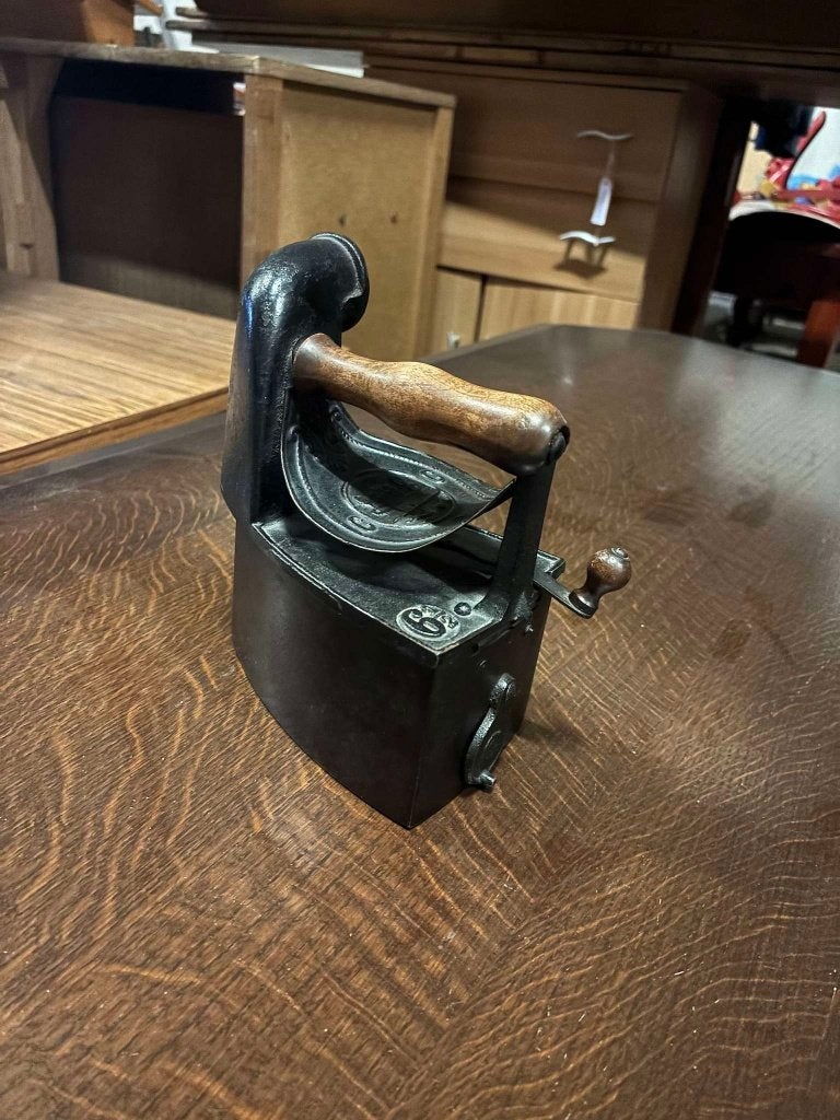 Antiek gietijzeren kolenstrijkijzer met schoorsteen, Ophalen of Verzenden