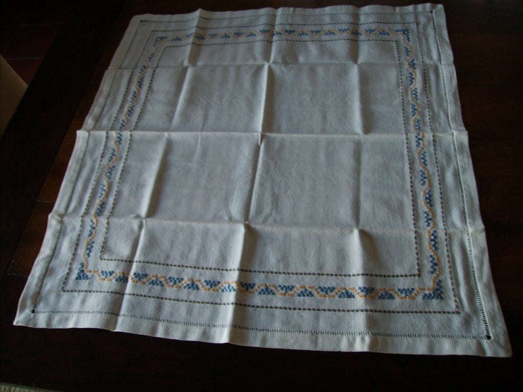dekservet , tafelkleed 62 cm. x 59 cm. handgeborduurd, Ophalen of Verzenden