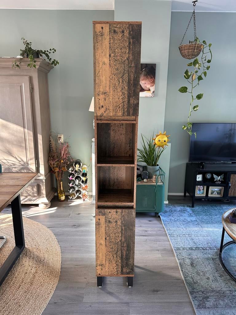 Smalle kast met 2 deurtjes en 2 planken - Uitstekende staat, Ophalen, Zo goed als nieuw