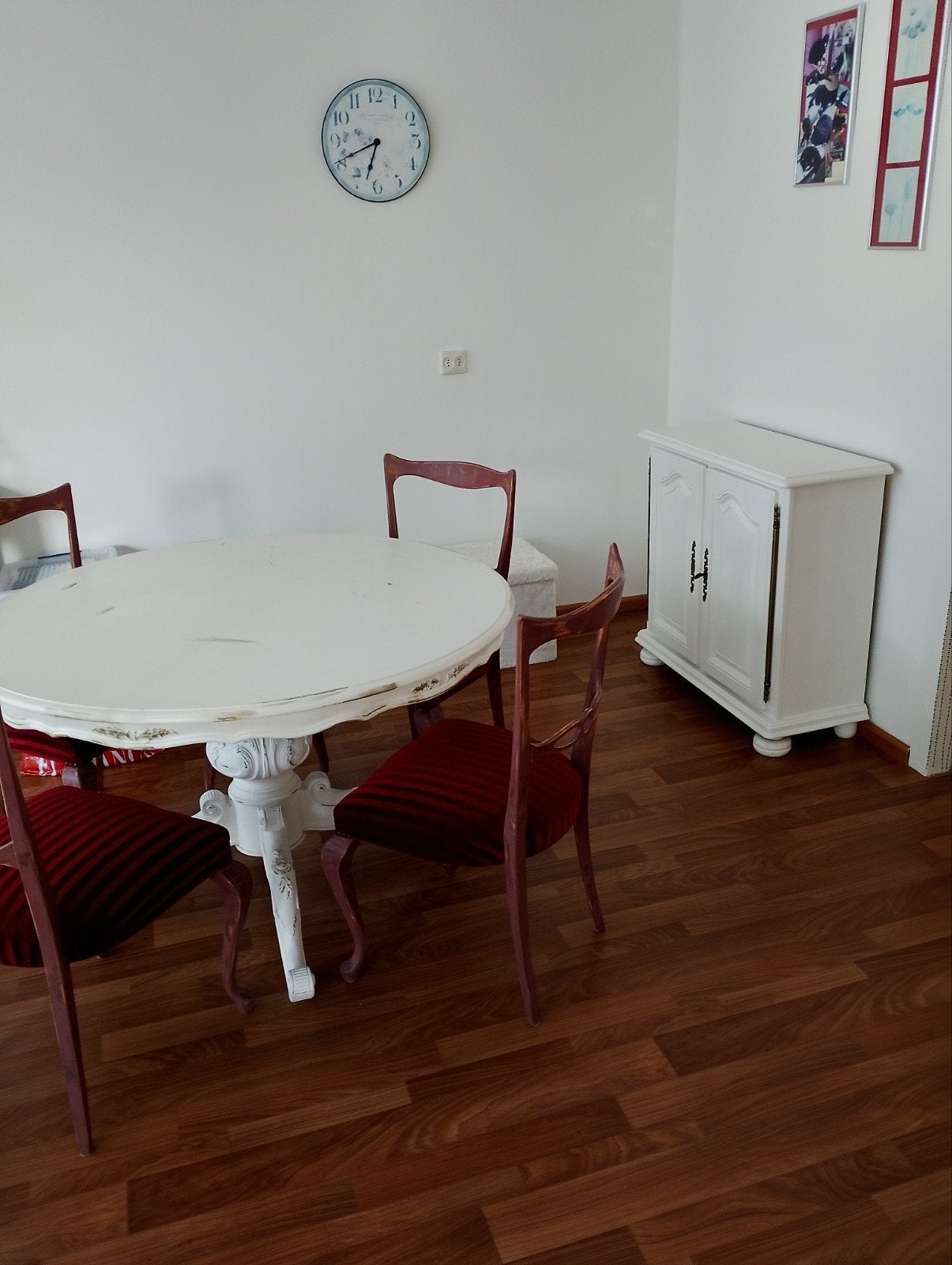 Eettafel , rond, mooi houtsnijwerk., Huis en Inrichting, Tafels | Eettafels, Ophalen, Rond, Zo goed als nieuw, Vier personen