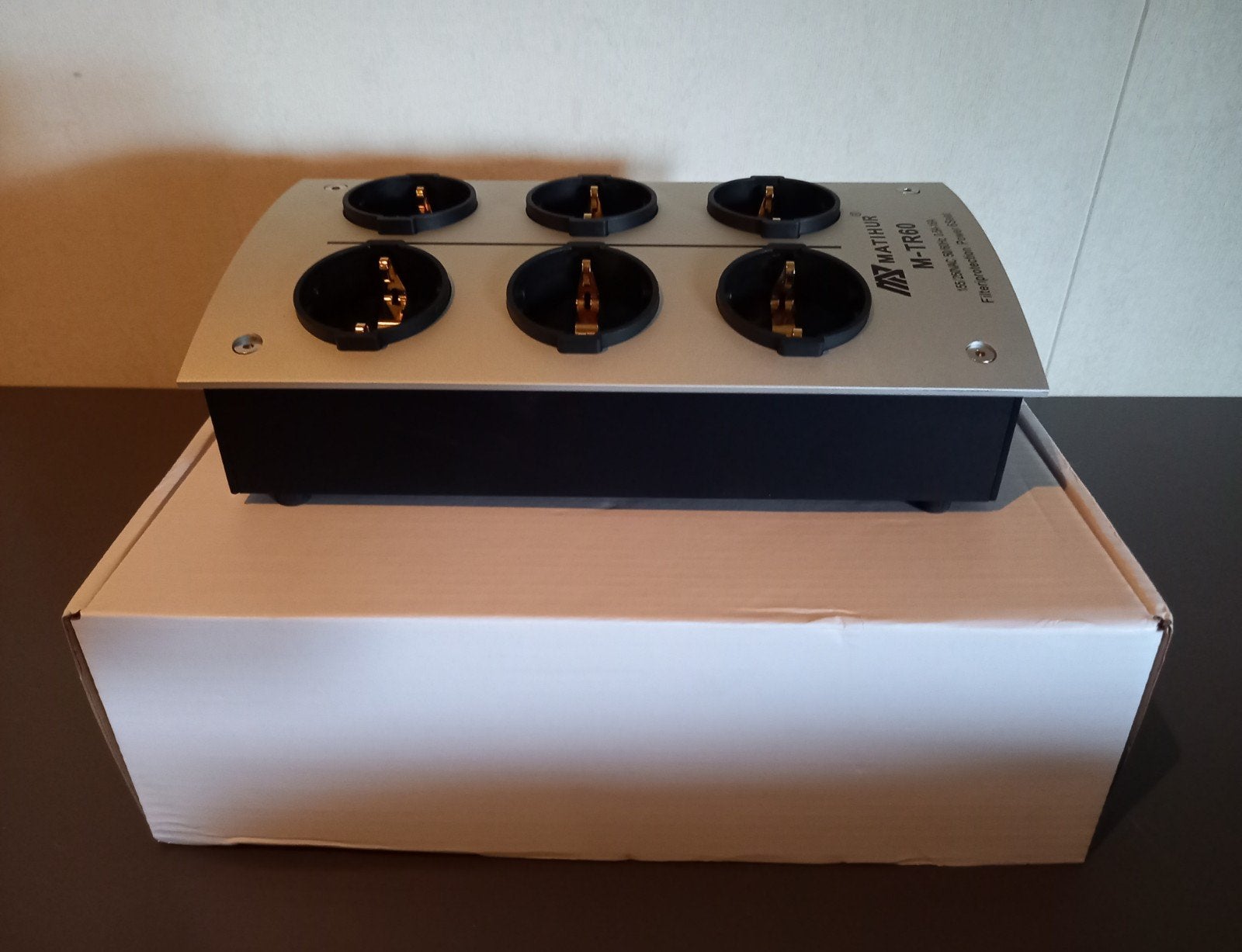 NETFILTER 6-SOCKETS EMI-FILTERED 10A FULL BOXED + POWERCORD, Ophalen of Verzenden, Zo goed als nieuw
