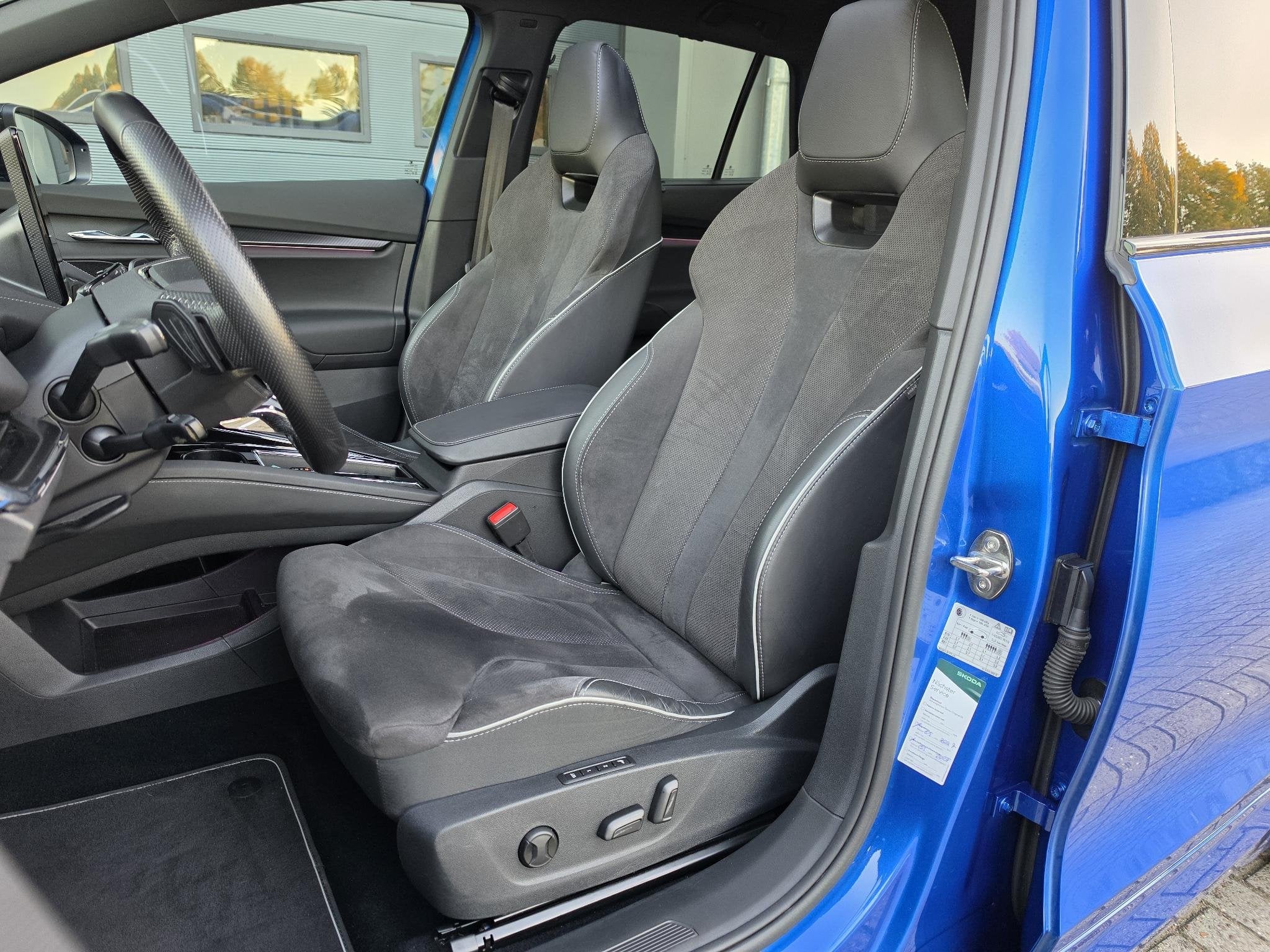 Skoda Enyaq iV 80X Sportline RS Panoramadak - Trekhaak, Auto's, Automaat, Stof, Gebruikt, Verwarming stoelen achter
