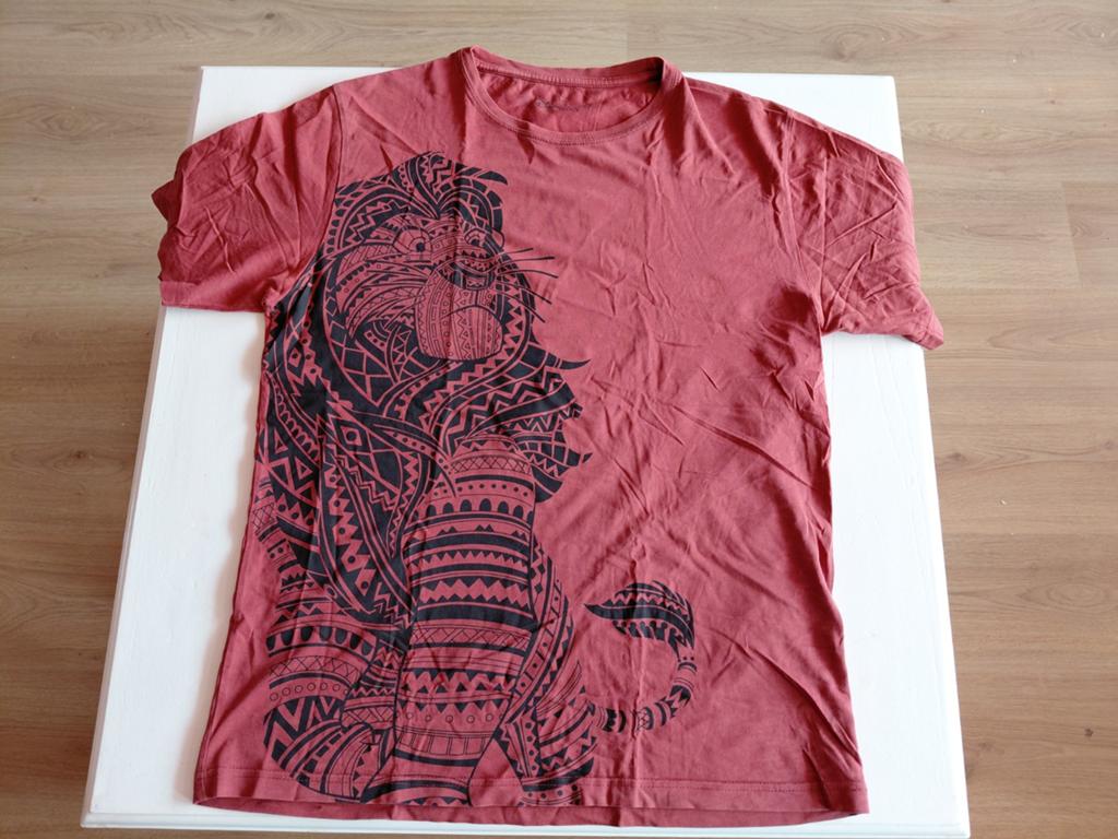 Disneyland Paris t-shirt Simba de Leeuwenkoning., Maat 52/54 (L), Ophalen of Verzenden, Zo goed als nieuw, Rood