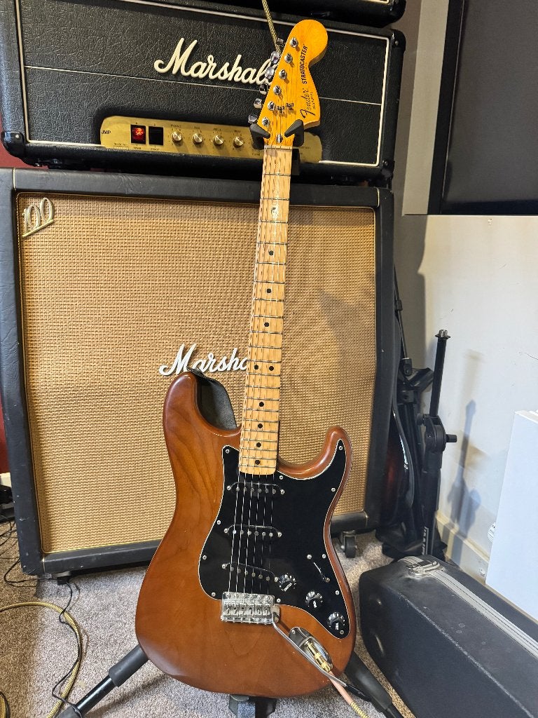 Fender Stratocaster with Maple Fretboard Walnut (Mocha), Muziek en Instrumenten, Ophalen, Gebruikt, Solid body, Fender