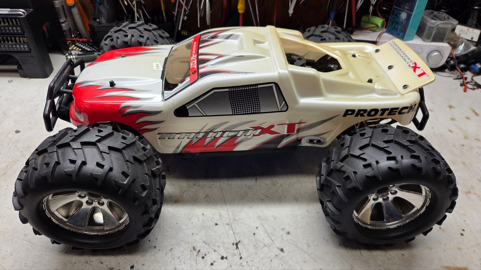 Te koop mooie protech radical, Gebruikt, Ophalen of Verzenden, Schaal 1:8, Nitro