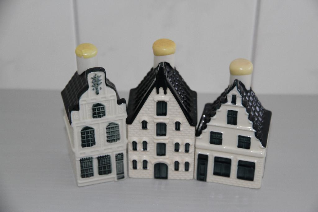 KLM huisjes -Alkmaar- nummers 24-70-73, Verzamelen, KLM Huisjes, Zo goed als nieuw, 61 t/m 80, Gevuld, Ophalen of Verzenden