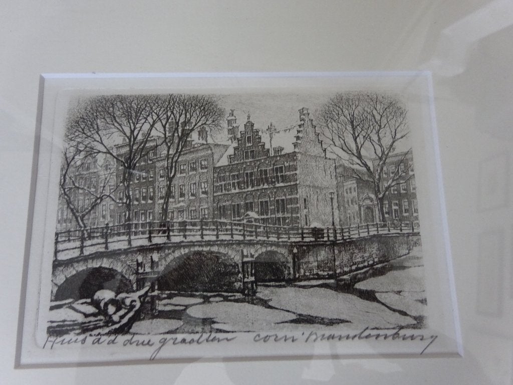 Cornelis Brandenburg - Amsterdam - Huis a/d drie grachten, Antiek en Kunst, Kunst | Etsen en Gravures, Ingelijst, 28 cm, Ets, Stadsgezicht