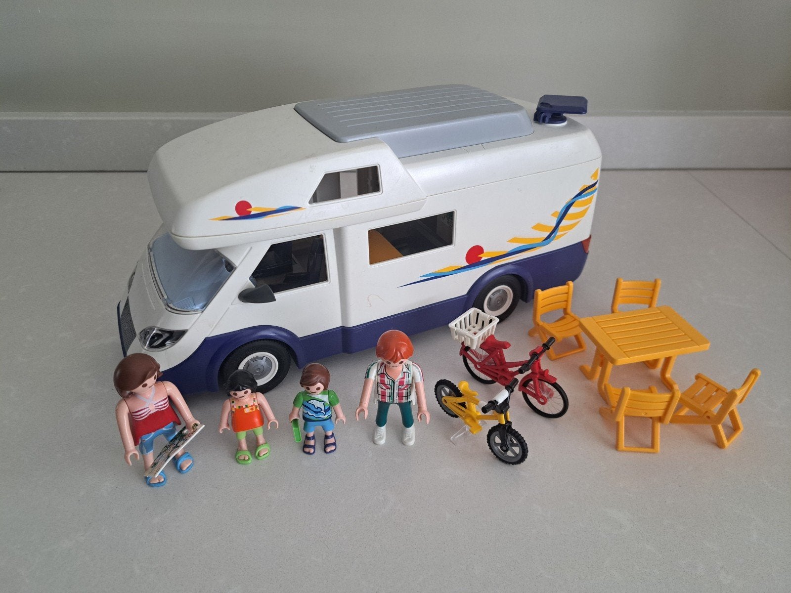 Playmobil 4859 Camper met gezin en accessoires, Complete set, Voertuig, Ophalen of Verzenden, Zo goed als nieuw