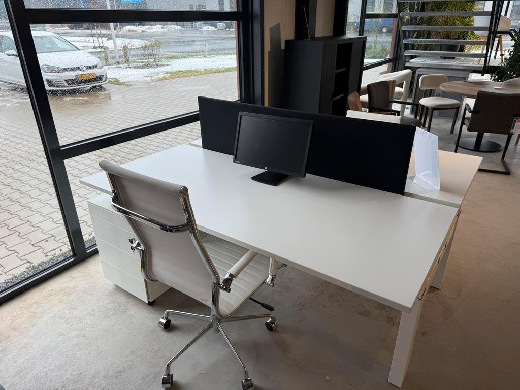 bureau, duo bureau instelbaar, wit blad met wit onderstel, Ophalen of Verzenden, In hoogte verstelbaar, Gebruikt