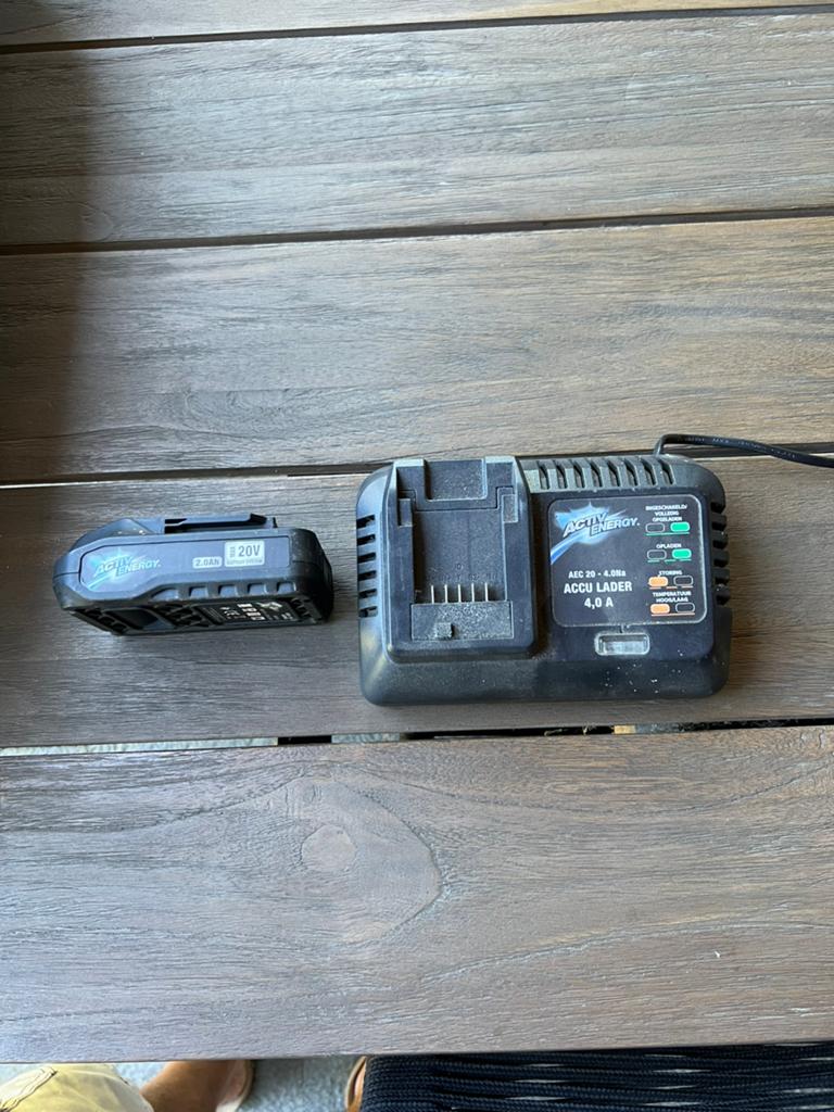 Accu/lader/Ferrex 4 in 1:Heggenschaar, Kettingzaag, Bosmaaie, Tuin en Terras, Bosmaaiers, Ophalen, Gebruikt, 30 tot 50 cm, Elektrisch