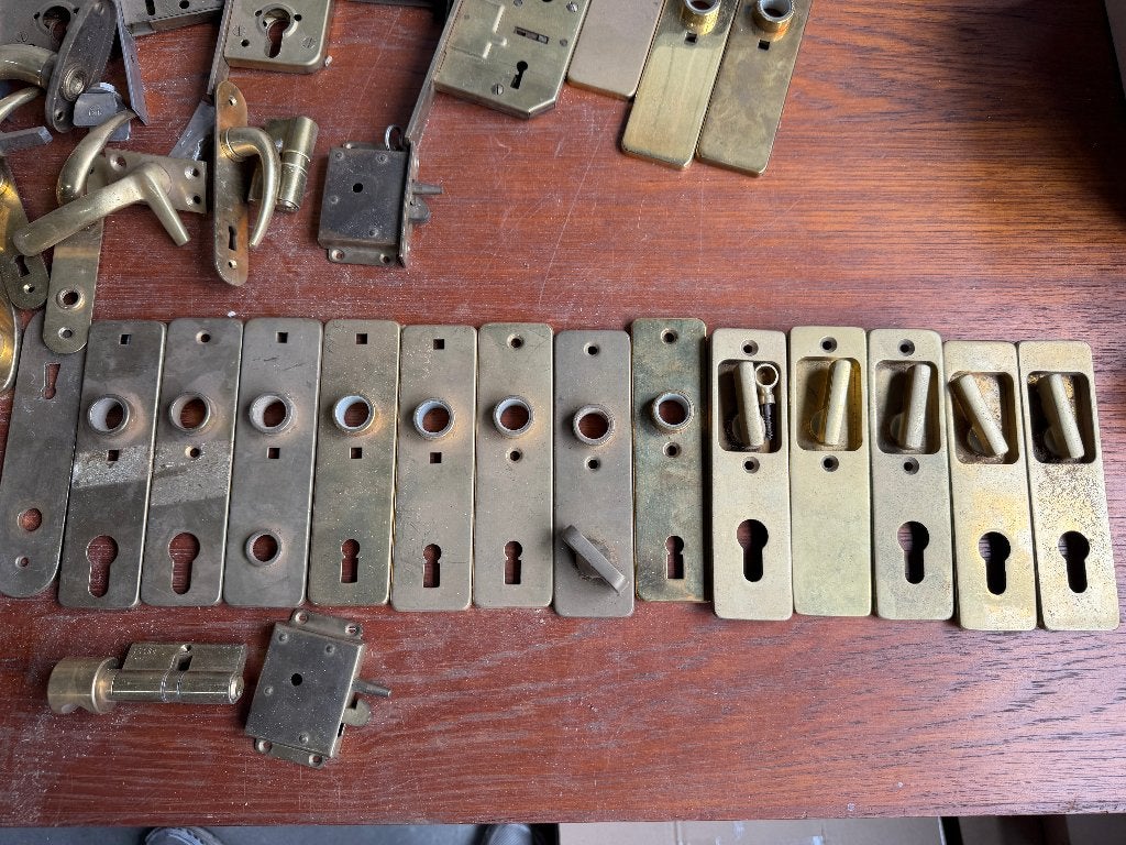Ruim 20 KG bronzen / messing deurbeslag en kleine toebehoren, Ophalen of Verzenden, Gebruikt, Overige typen