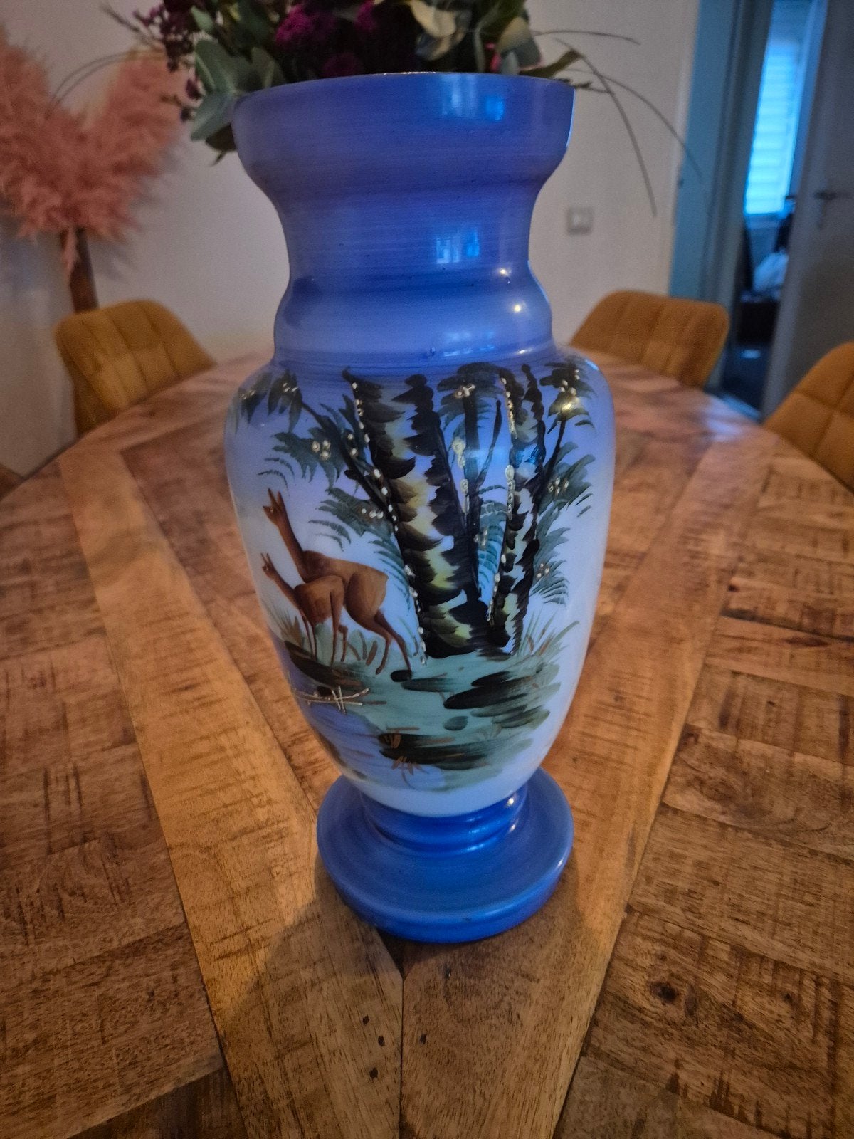 Vintage blauwe vaas met handgeschilderde herten en palmen, Ophalen of Verzenden