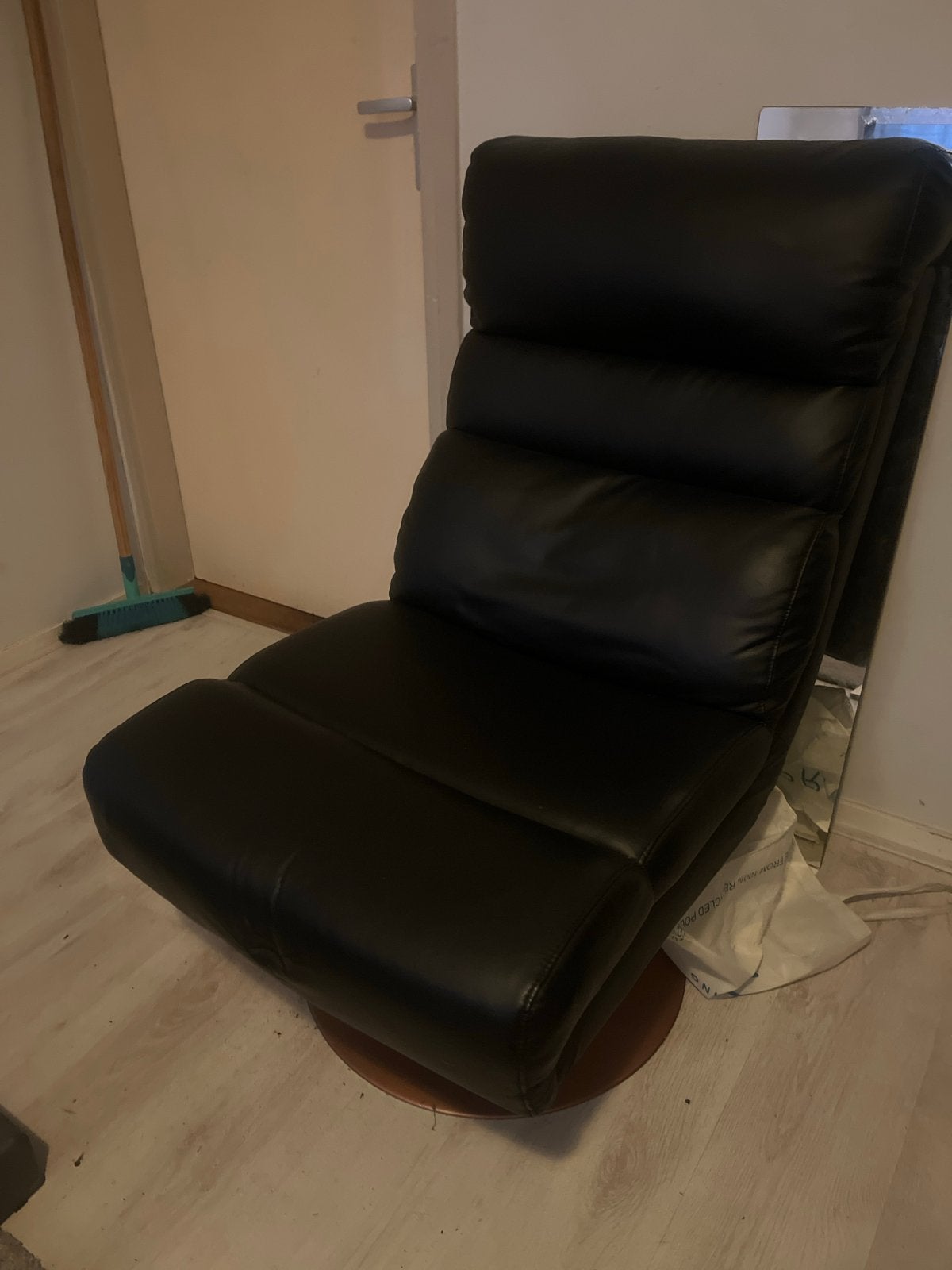 Zwarte relaxfauteuil met draaivoet, Ophalen, Gebruikt, 50 tot 75 cm, Leer