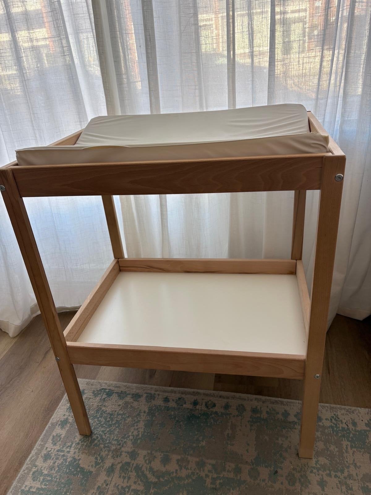 Houten Aankleedtafel met Matras - Zo Goed als Nieuw, Kinderen en Baby's, Badjes en Verzorging, Aankleedkussen, Zo goed als nieuw